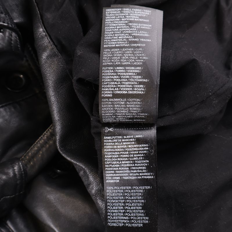 Material- och tvättrådsetikett på svart bakgrund inuti rocken