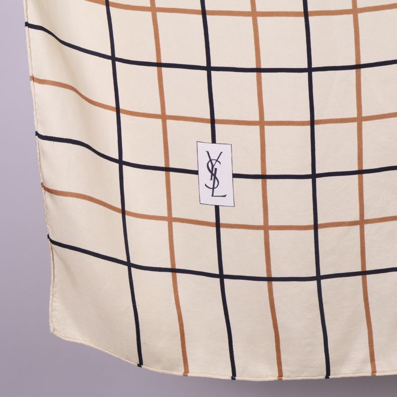 Närbild på logotypen på rutigt scarf