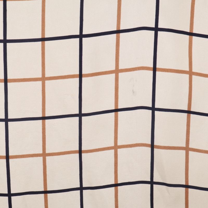 Närbild på liten fläck på rutigt scarf