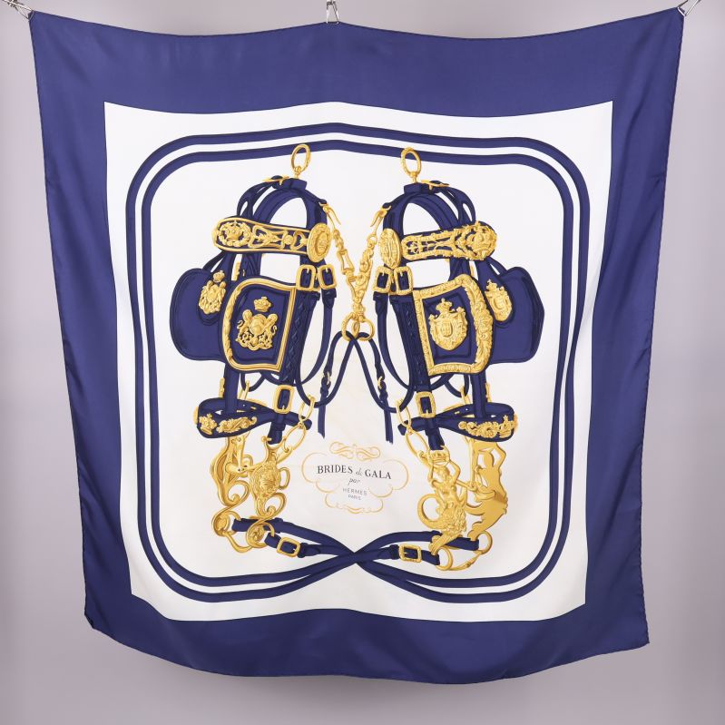 Fyrkantig scarf med blå och gulddetaljer på vit botten