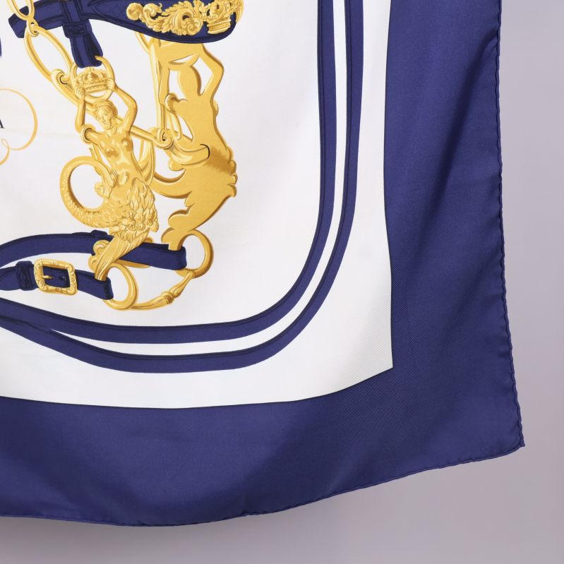 Hörn av scarf med blå och vita detaljer