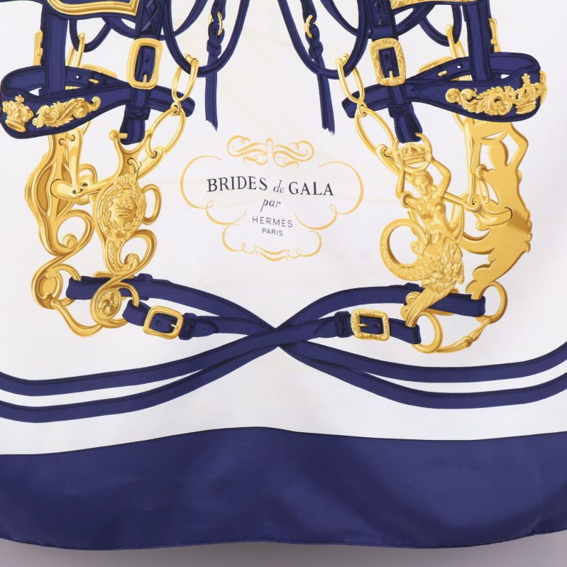 Närbild av scarfens mitt med texten Brides de Gala