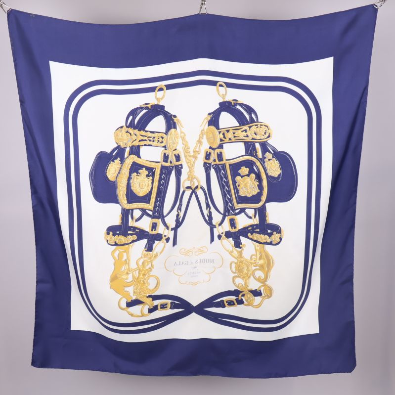 Scarf med hästinspirerat mönster i blått och guld