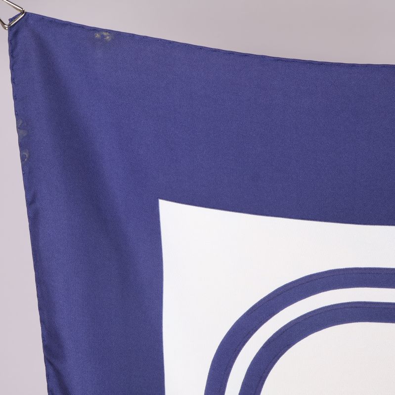 Fläckar synliga i övre vänstra hörnet av scarfen