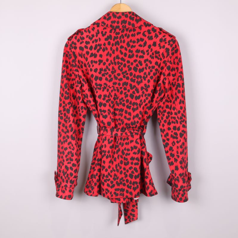 Baksida av röd leopardmönstrad jacka 