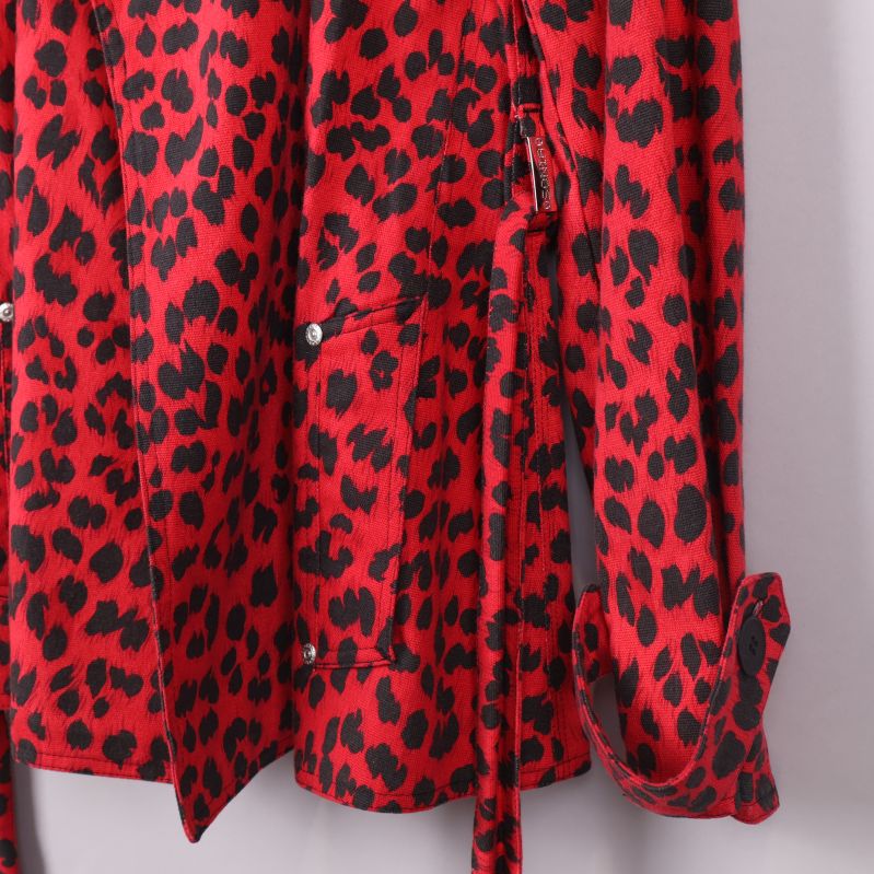 Ficka och knytband på röd leopardmönstrad jacka