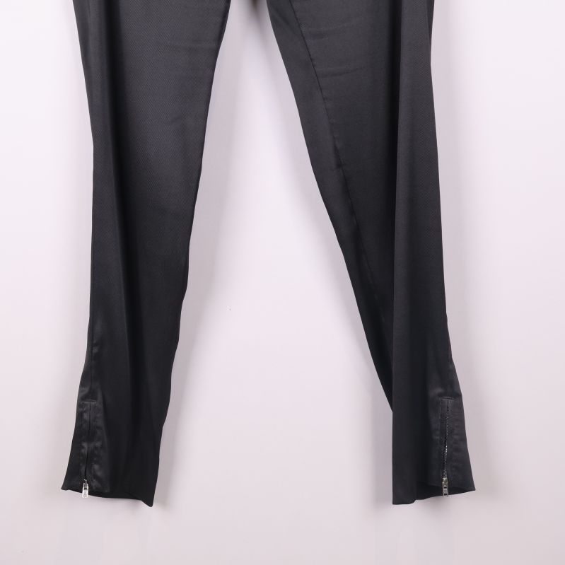 Nedre delen av byxben med dragkedjor på insidan