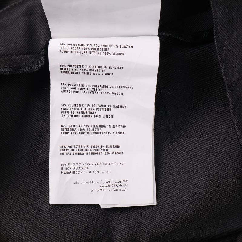 Materiallapp i byxan 