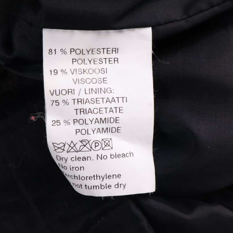 Tvättrådslapp med materialinformation på väst
