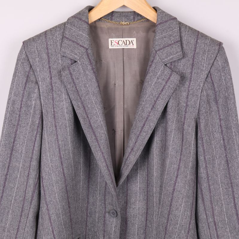 Framifrån vy av kavaj med kritstrecksrandigt mönster och slag