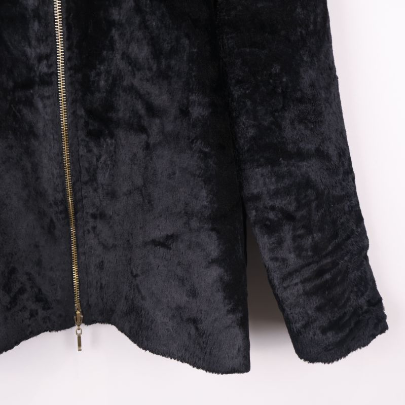 Närbild på ärm och nedre delen av jackans framsida