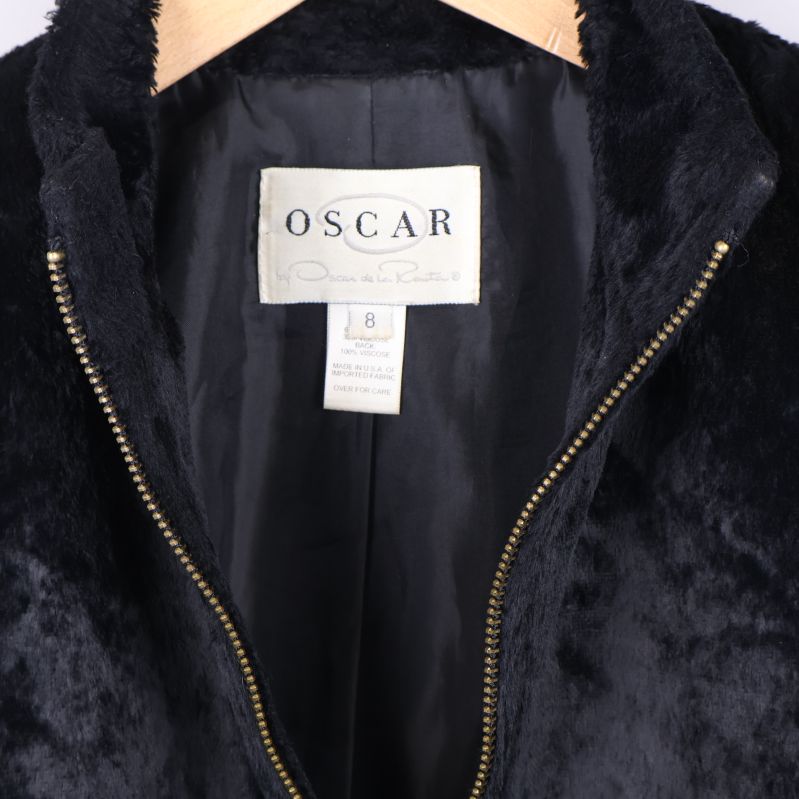 Närbild på etikett i kragen med varumärke