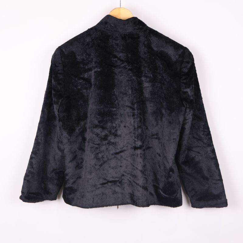 Baksida av svart jacka