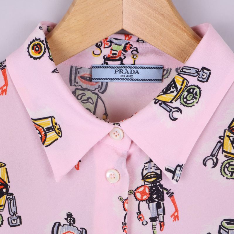 Närbild på krage och knappar 