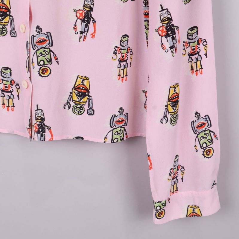 Manchett och nederkant på skjorta med robotmönster