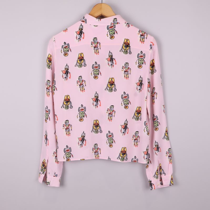 Baksida av ljusrosa skjorta 