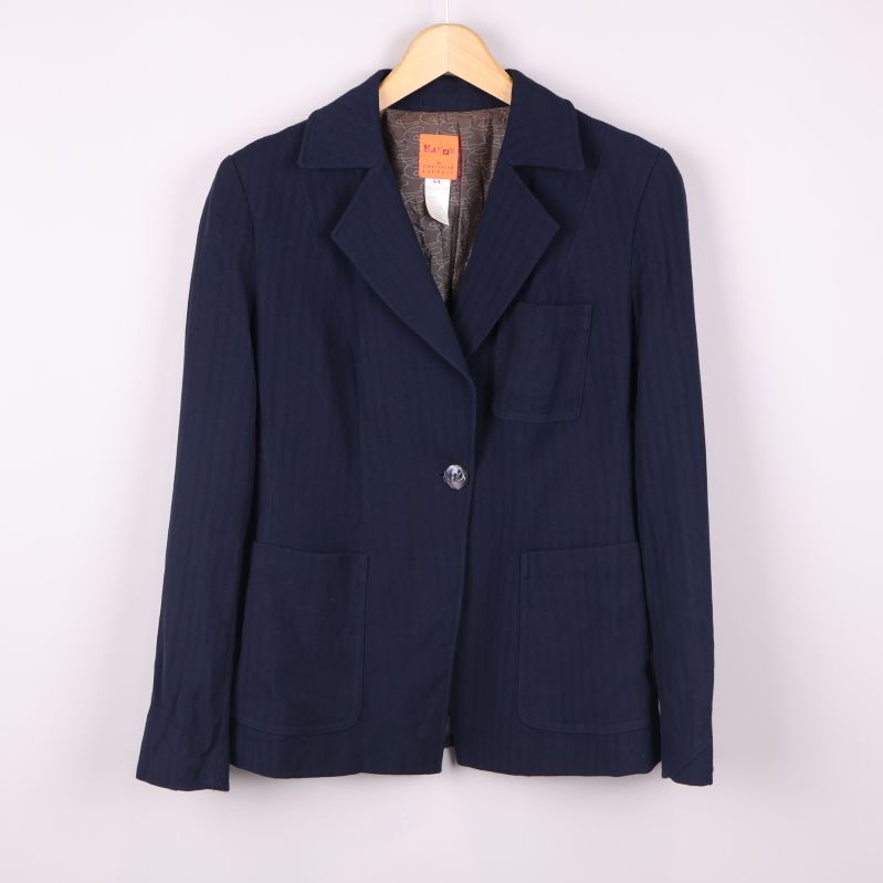 Mörkblå kavaj på galge mot vit bakgrund