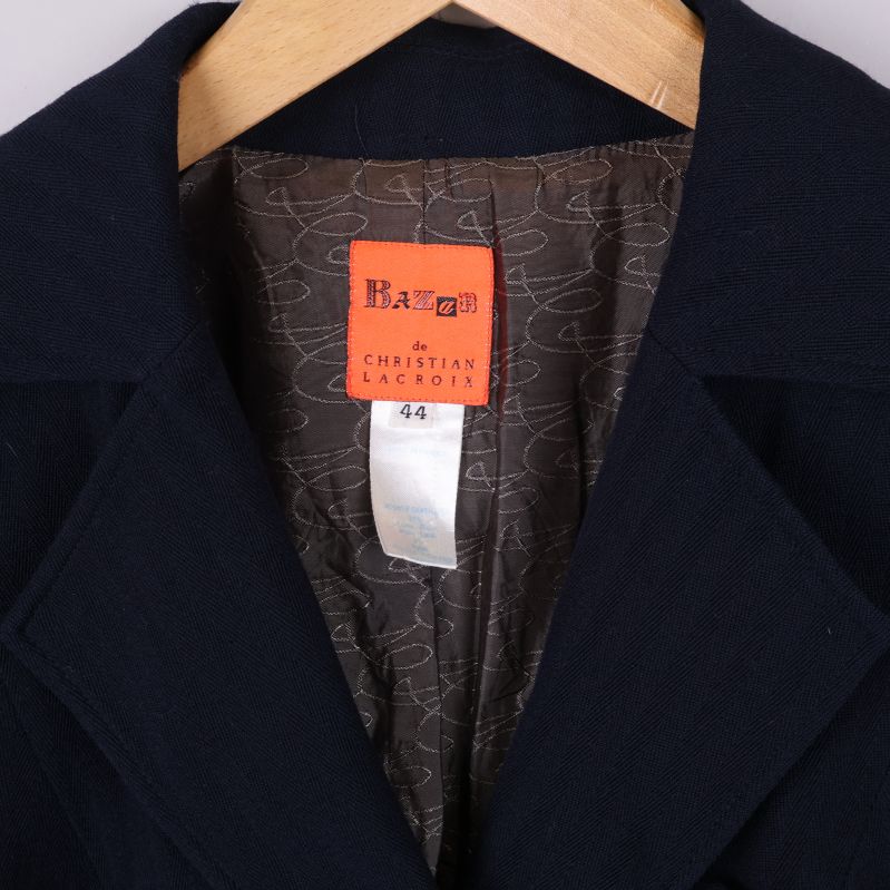 Närbild på kavajens etikett och fodret