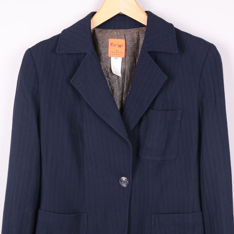 Närbild på kavajens slag och framfickor