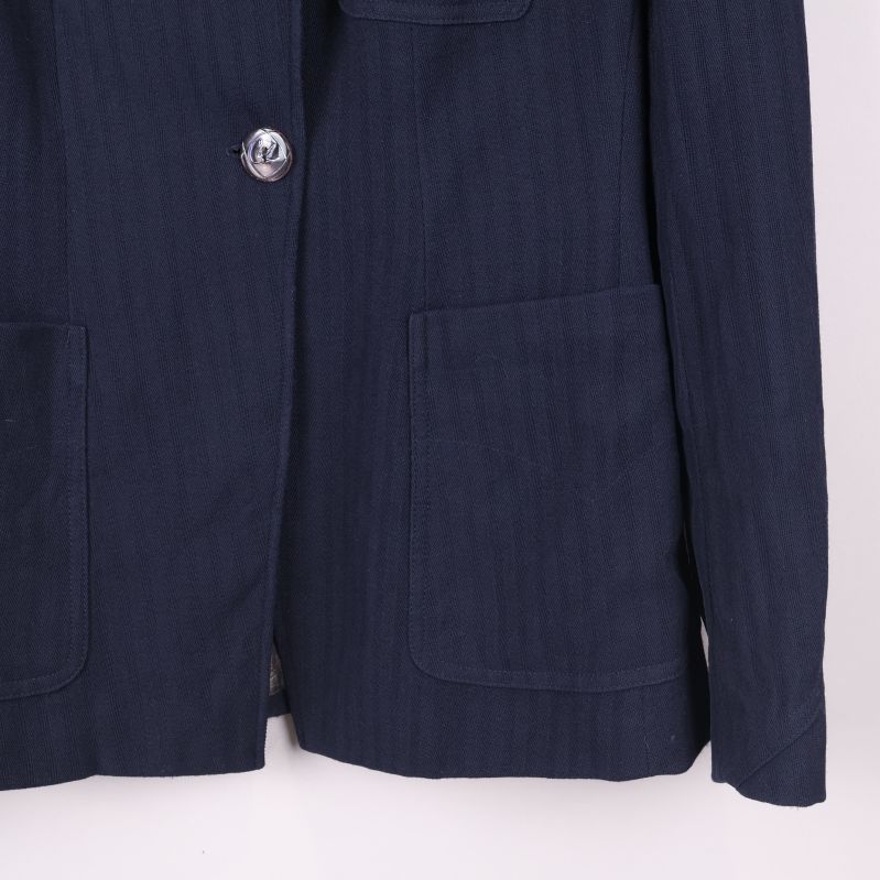 Detaljbild på höger framficka av kavajen