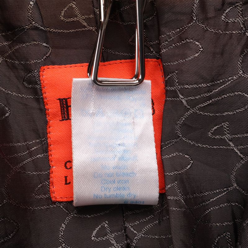 Två etiketter med tvättråd i kavajens foder