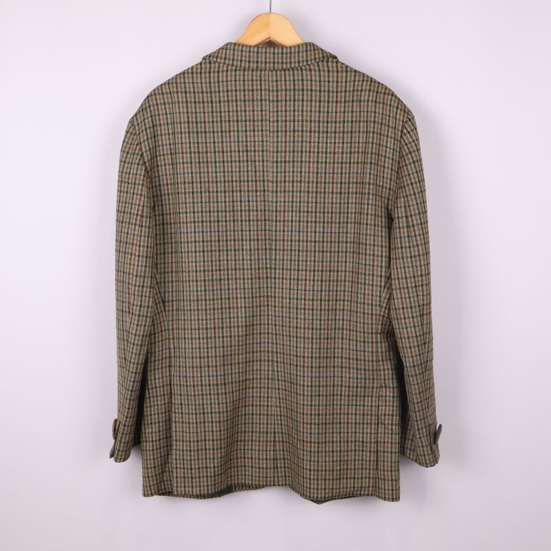 Baksida av rutigt kavaj upphängt på galge