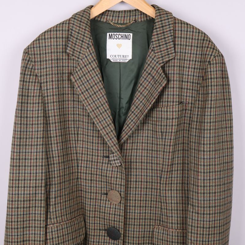 Detaljerad vy på kavajens framsida och knappar