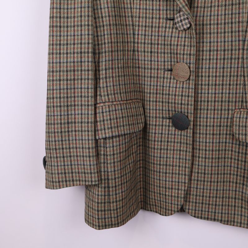 Närbild på nederdel av kavajen och fickor