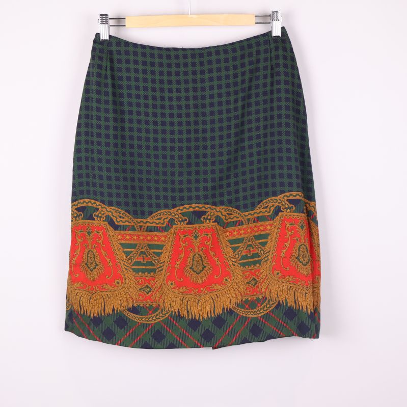 Framsida av grön och mörkblå kjol med dekorativ bård