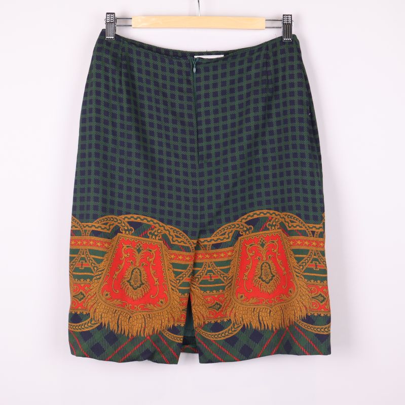 Baksida av rutmönstrad kjol med färgglad bård