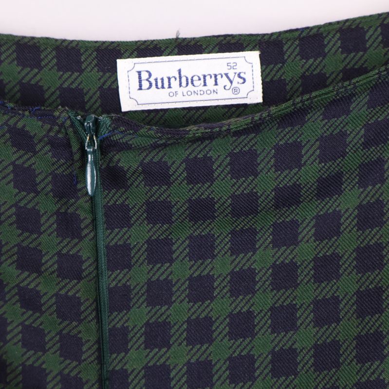 Närbild på Burberrys of London-etikett vid dragkedjan