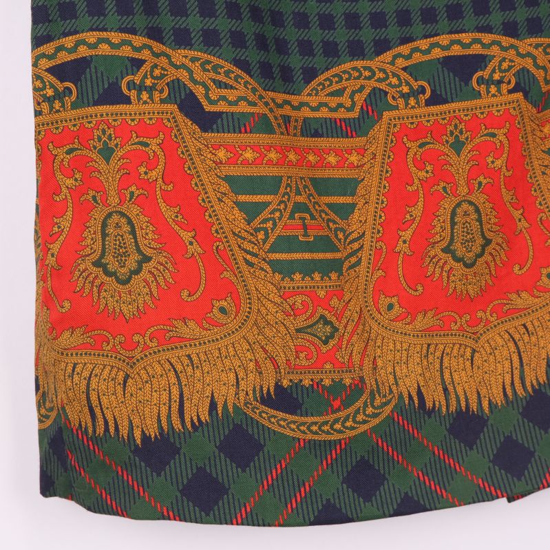 Färgstark detalj av bård på rutmönstrad kjol