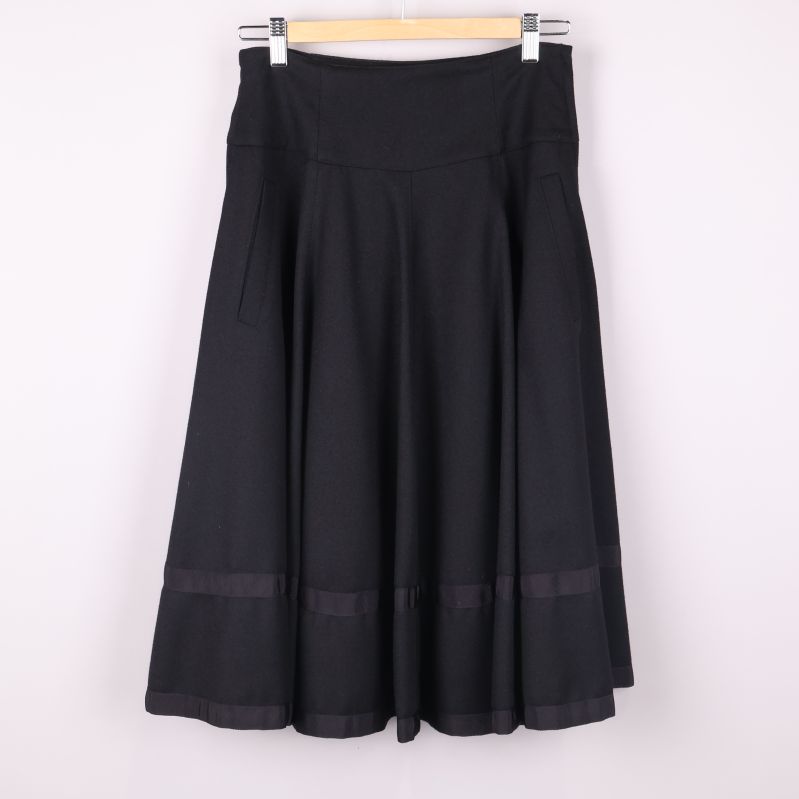 Svart ullkjol med utsvängd passform framifrån