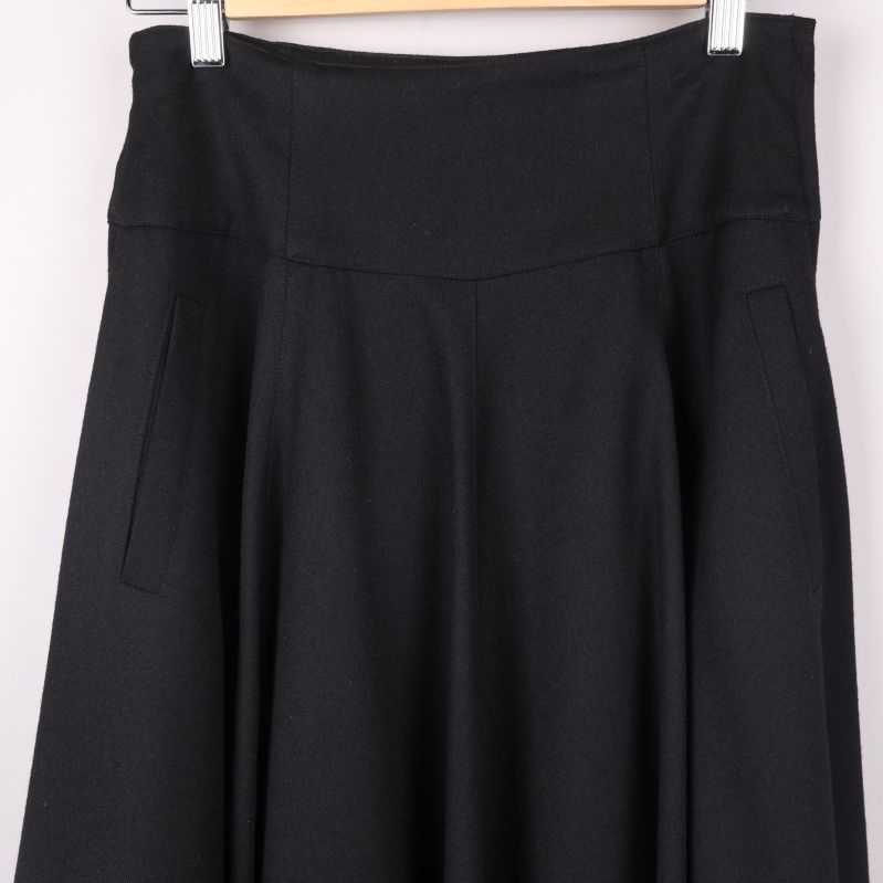 Närbild på ficka och övre delen av kjolen