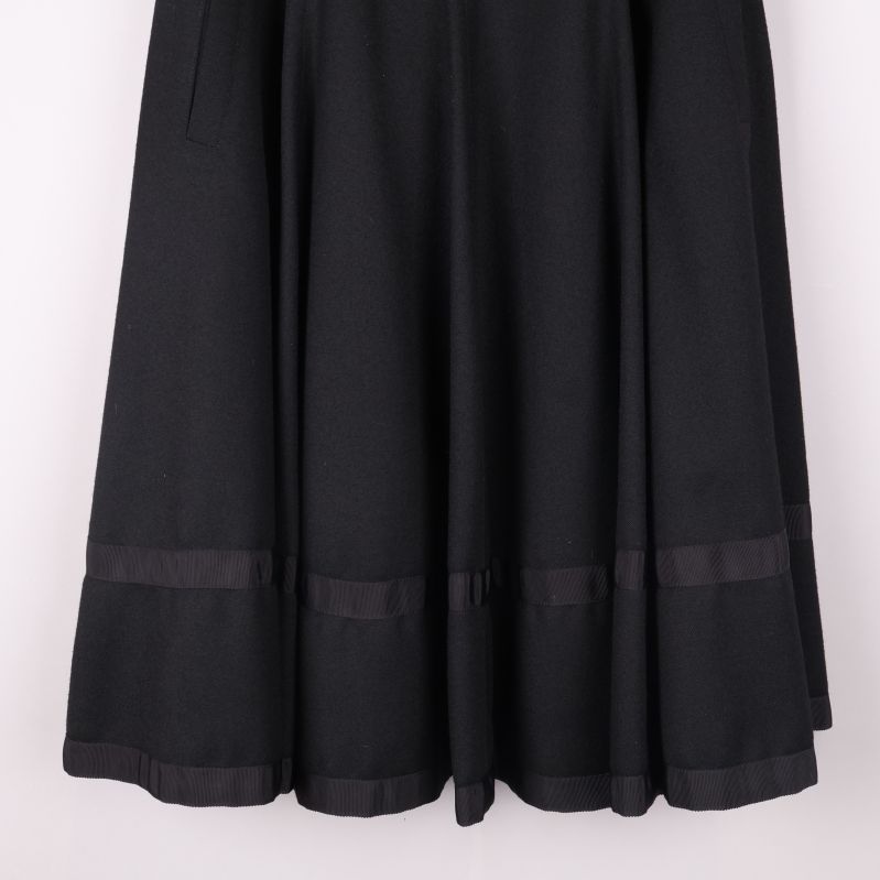 Kjolens nederkant med ton-i-ton banddetaljer