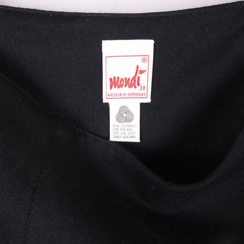 Närbild på Mondi-etikett samt materialmärkning i ull