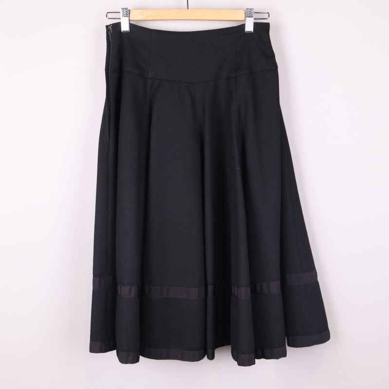 Baksidan av svart A-linjeformad kjol visas