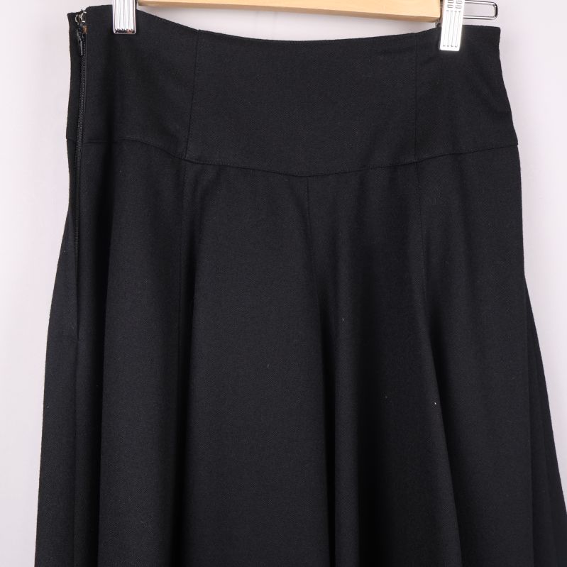 Närbild på midja och veck fram på kjolen