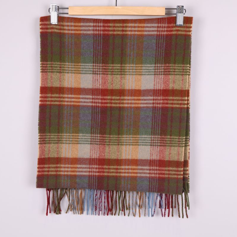 Halsdukens baksida med rutor och fransar