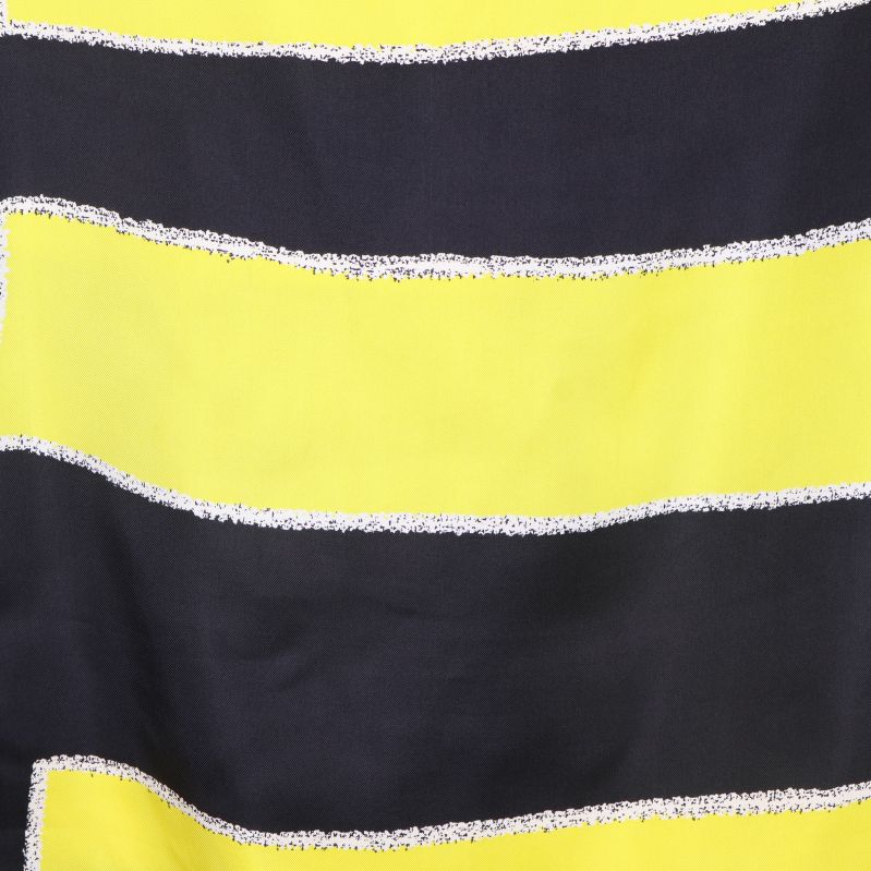 Närbild på mönstret i svart och gult