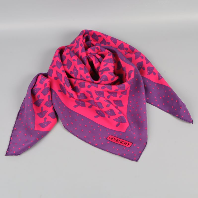 Scarf i cerise och lila ihopvikt i trekantsform