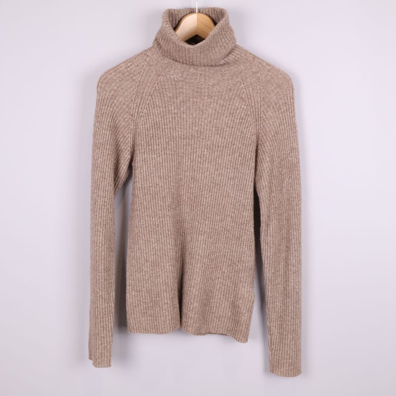 Beige ribbstickad polotröja