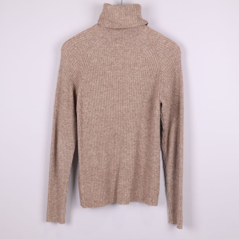 Baksida av beige ribbstickad polotröja