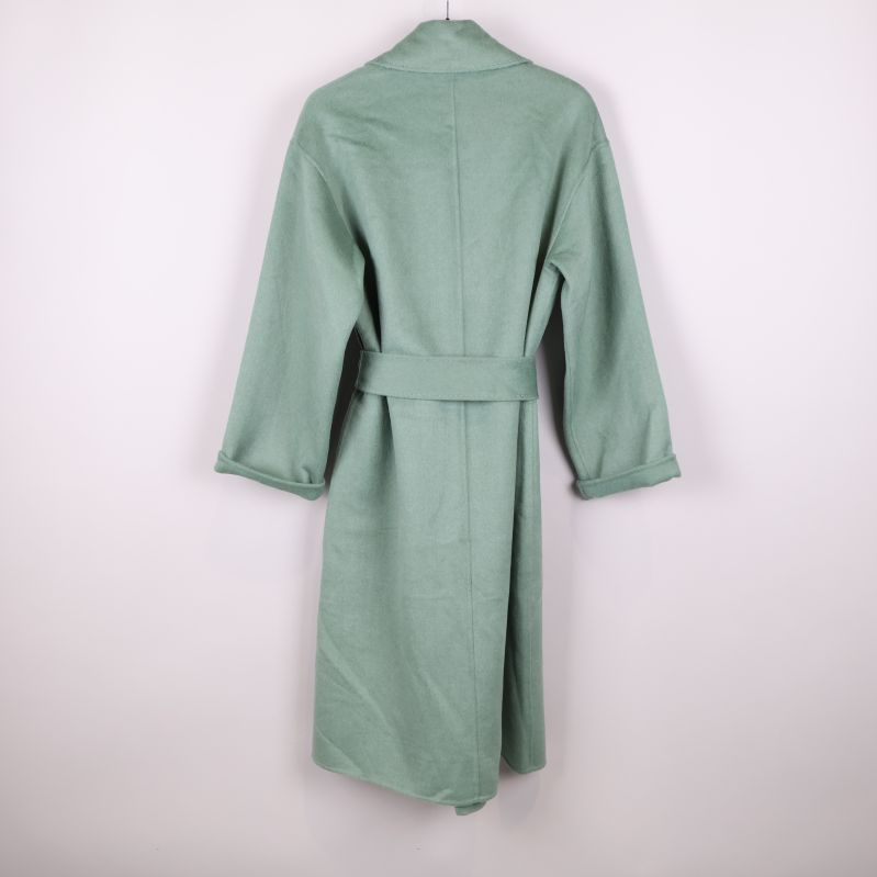 Baksida av ljusgrön kappa