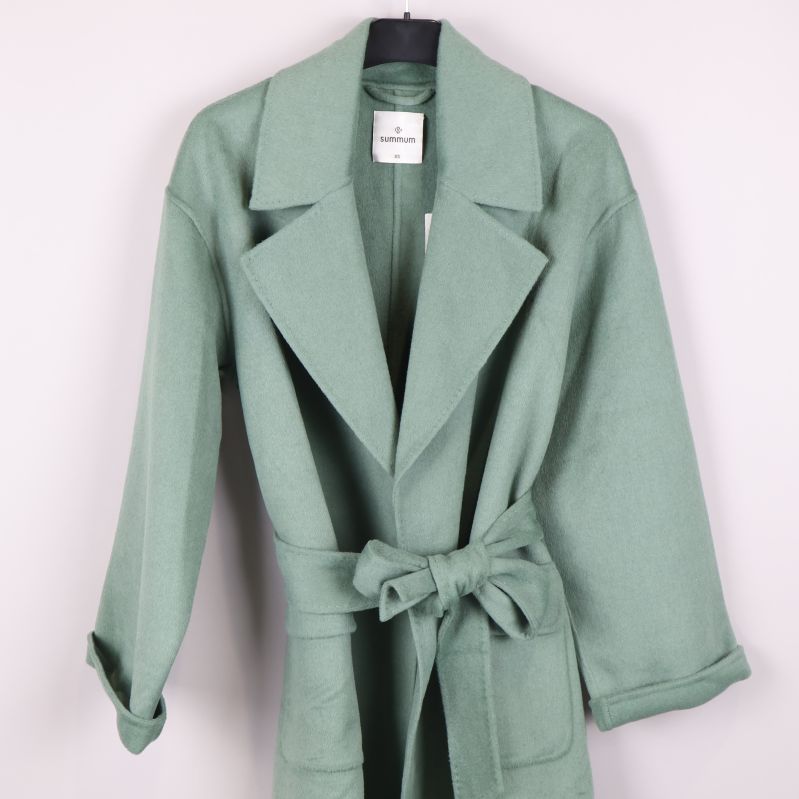 Ljusgrön kappa med fickor och knuten midja