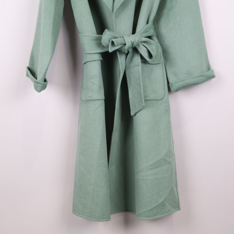 Framifrån av kappa med öppen front och fickor