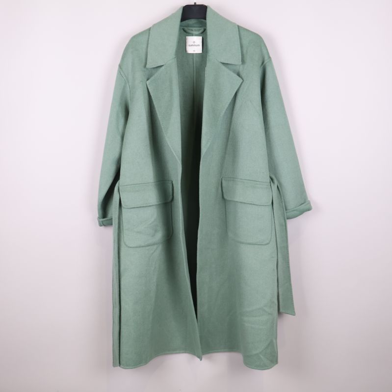 Etiketter och reservknapp på insidan av kappan