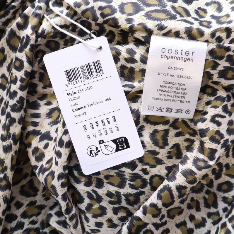 Material- och skötselrådsetikett samt streckkod på leopardfoder