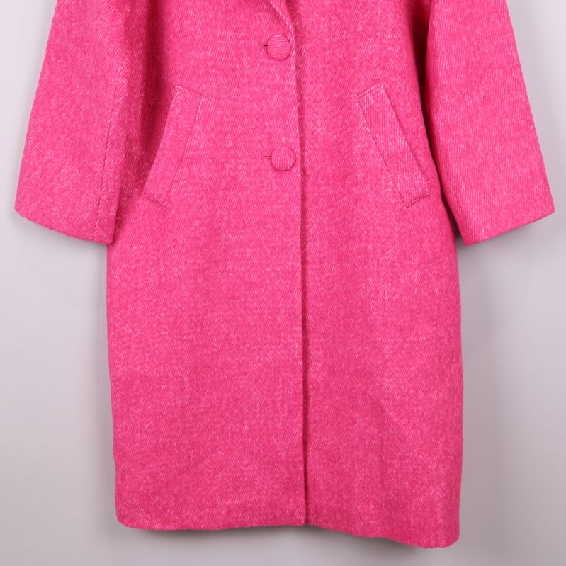 Nedre del av rosa kappa med raka linjer
