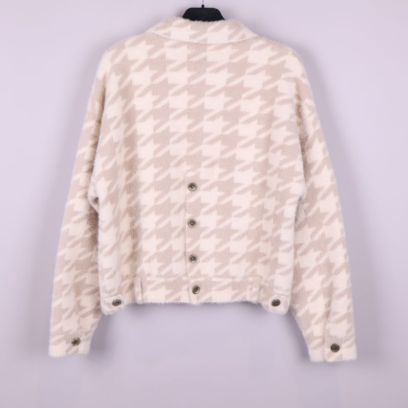 Jacka bakifrån med hundtandsmönster och knappar nedtill